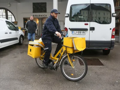 - 13.04.2018 - Tomaž Osolnik, po&scaron;tar - pismono&scaron;a na kolesu &ndash; Po&scaron;ta  //FOTO: Luka Cjuha.