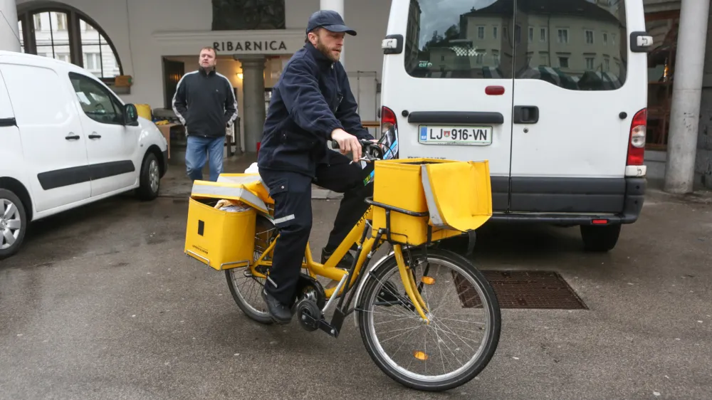 - 13.04.2018 - Tomaž Osolnik, po&scaron;tar - pismono&scaron;a na kolesu &ndash; Po&scaron;ta  //FOTO: Luka Cjuha.