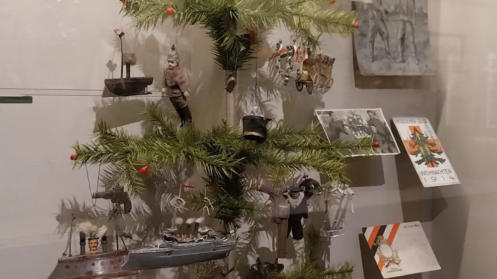 Ogled Božičnega muzeja popelje obiskovalce v zgodnje otro&scaron;tvo F Vesna Levičnik