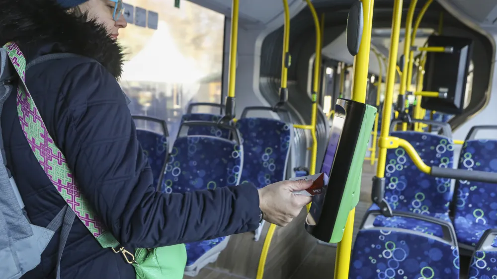 - 29.11.2023 &ndash; Ljubljanski potni&scaron;ki promet (LPP) - predstavitev nove digitalne re&scaron;itve - plačevanje avtobusnih vozovnic s plačilnimi karticami na mestnih in medkrajevnih linijah - //FOTO: Luka Cjuha