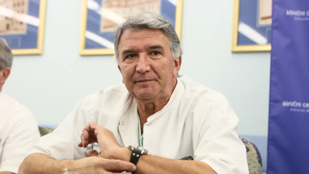 prof. dr. Tomislav Klokočovnik, dr. med., predstojnik KO za kirurgijo srca in ožilja Kirur&scaron;ke klinike UKC Ljubljana - 20.12.2017 - Novinarska konferenca UKC Ljubljana, na kateri so predstavili nedavno opravljene posege, s katerimi so specialisti kardiologi in kardiovaskularni kirurgi vstavili prvih sedem srčnih spodbujevalnikov, pri katerih kirur&scaron;ki rez ni več potreben; //FOTO: Luka Cjuha.