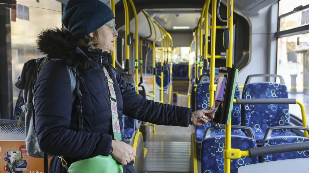 - 29.11.2023 &ndash; Ljubljanski potni&scaron;ki promet (LPP) - predstavitev nove digitalne re&scaron;itve - plačevanje avtobusnih vozovnic s plačilnimi karticami na mestnih in medkrajevnih linijah - //FOTO: Luka Cjuha