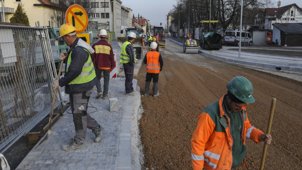 - 20.02.2019 - Križi&scaron;če Celov&scaron;ka cesta - Drenikova ulica v Ljubljani &ndash; obnova ceste ter ureditev povr&scaron;in za kolesarje in pe&scaron;ce  //FOTO: Jaka Gasar
