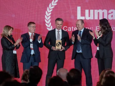 Nagrado SME EnterPRIZE je prevzel lastnik in direktor podjetja Lumar Marko Lukić (na sredini). (Foto: Lumar)