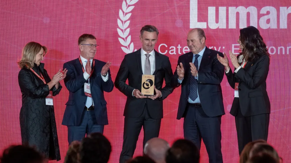 Nagrado SME EnterPRIZE je prevzel lastnik in direktor podjetja Lumar Marko Lukić (na sredini). (Foto: Lumar)