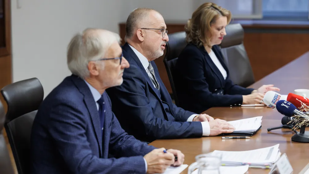 Predsednik sodnega sveta Vladimir Horvat (v sredini) je pojasnil, da ustava in zakonodaja sodni&scaron;ke stavke ne prepovedujeta, sodni svet pa &scaron;e ni odločal, ali je stavka sodnikov tudi primerna. Mnenja članov glede tega vpra&scaron;anja so različna.&nbsp;