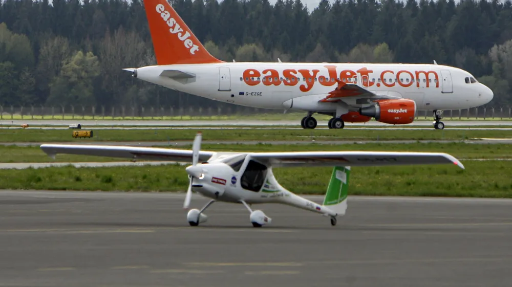 pilot Matevž Lenarčič ob vrnitvi s poti okoli sveta in v ozadju letalo družbe easyJet- prihod pilota Matevža Lenarčiča na Brnik kateri je uspe&scaron;no s Pipistrelovim letalom virus SW 914 sklenil polet okoli sveta//FOTO: Tomaž Skale