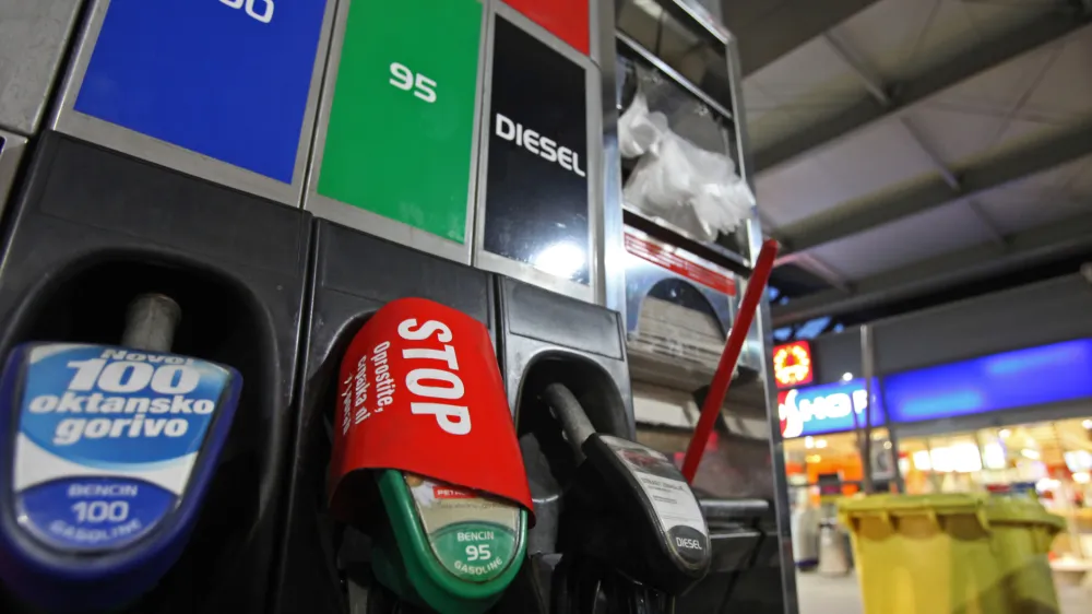 PETROL bencinski servis - črpalka - gorivo - diesel - dizel - Euro super - bencin<br><br><br><br>- podražitev bencina - cene goriv na bencinskih črpalkah bistveno vi&scaron;je<br><br><br><br><br>//FOTO: Luka Cjuha