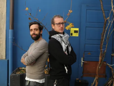 Večplastna gledali&scaron;ka ustvarjalca Vito Weis, sicer član igralskega ansambla Slovenskega mladinskega gledali&scaron;ča, in Uro&scaron; Kaurin, programski vodja KUD Moment ter član ansambla Lutkovnega gledali&scaron;ča Maribor, sta se vrnila s četrtim nadaljevanjem svoje avtorske predstave Heroj.&nbsp;