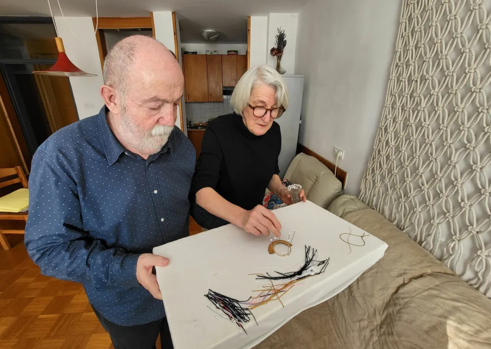 Danko in Ida Petronijević s podlogo za izdelavo nakita v makrame tehniki / Foto: Katja Gle&scaron;čič 