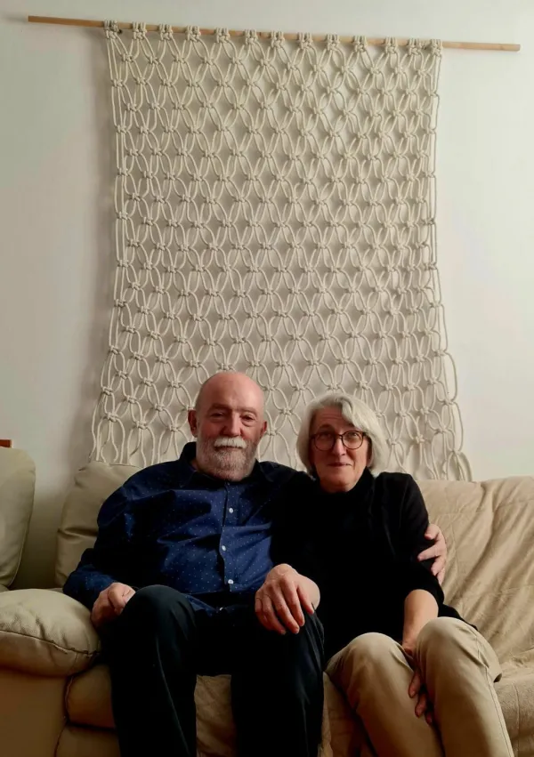 Danko in Ida Petronijević pod tapiserijo / Foto: Katja Gle&scaron;čič 