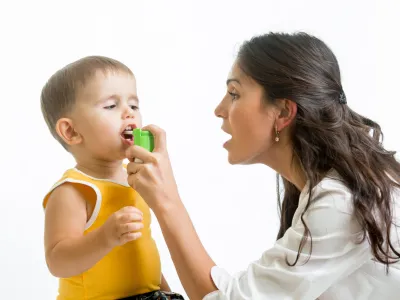 AKUTNO VNETJE ŽRELA<br><br>Akutno vnetje žrela povzročajo virusi in bakterije. Ker se zdravljenje virusne in bakterijske okužbe žrela močno razlikuje, je bistvena pravilna razpoznava bolezni.<br>Virusne okužbe žrela so mnogo pogostej&scaron;e od bakterijskih. Povzročajo jih &scaron;tevilni virusi, zato je virusni prehlad ponavljajoča, neprijetna, a običajno nenevarna bolezen. Odrasli lahko prebolijo tudi do pet prehladov letno, otroci pa celo do deset.<br>Bolniki z virusno okužbo žrela navajajo pekoče bolečine v žrelu, imajo težave pri požiranju sline, zama&scaron;en nos, izcedek iz nosu, vnetje očesnih veznic, lahko tudi ka&scaron;ljajo. Prehlad blažimo z mlačnimi zeli&scaron;čnimi čaji, inhalacijami sopare, vitaminsko bogato prehrano, s pomočjo kapljic za nos poskrbimo za dobro prehodnost nosu, bolniki lahko ližejo pastile, ki lokalno omilijo vnetje in bolečino. Z antibiotikom zdravimo le zaplete prehlada, kot sta akutno vnetje srednjega u&scaron;esa in obnosnih votlin.<br>Bolniki z bakterijsko okužbo žrela ali angino imajo bolečine v žrelu, težave pri uživanju hrane in pijače, povi&scaron;ano telesno temperaturo in slabo splo&scaron;no počutje, prehladnih znakov pa ni. Pri angini se lahko pojavijo sistemski in lokalni zapleti. Sistemski zapleti so vnetje sklepov, srčne mi&scaron;ice, ledvic in prehod bakterij v kri. Med lokalnimi zapleti je najpogostej&scaron;i nastanek ognojka ali abscesa ob mandlju, ki zahteva kirur&scaron;ko zdravljenje. Zato je bakterijsko angino vedno potrebno zdraviti z antibiotikom, ki ga predpi&scaron;e zdravnik in natančno upo&scaron;tevati navodila o odmerku in trajanju zdravljenja.<br>