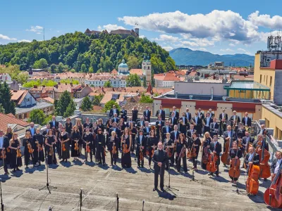 V Glasbeno produkcijo poleg Simfonikov (na fotografiji) sodijo Big Band RTV Slovenija, Otro&scaron;ki pevski zbor in Mladinski pevski zbor RTV Slovenija, &scaron;est glasbenih producentov ter nototeka. F Jože Kotar