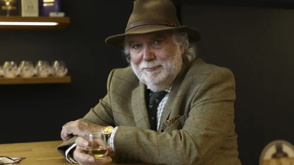 Jim Murray, eden največjih poznavalcev viskijev na svetu- 07.11.2023 - Destilarna džina in viskija Broken Bones, Trža&scaron;ka cesta 132 v Ljubljani //FOTO: Luka Cjuha