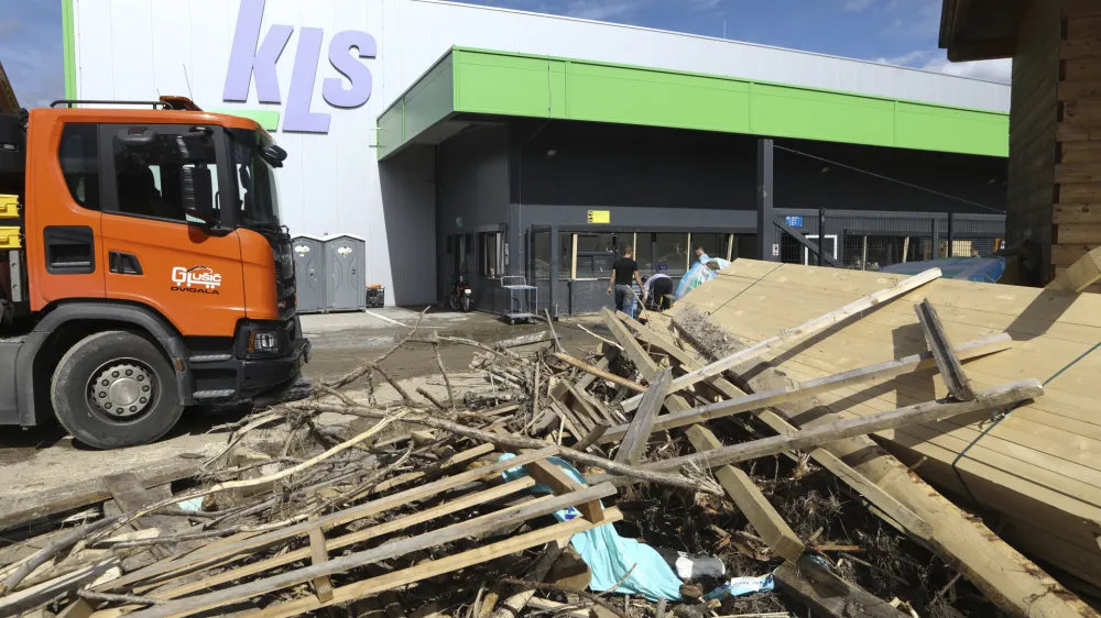 - podjetje KLS Ljubno - - Ljubno ob Savinji - odpravljanje posledic poplav &ndash; sanacija &scaron;kode -- 08.08.2023 &ndash; najhuj&scaron;a naravna ujma v zgodovini Slovenije - prizadeti dve tretjini države - ujma - poplave &ndash; zemeljski plazovi &ndash; //FOTO: Luka Cjuha