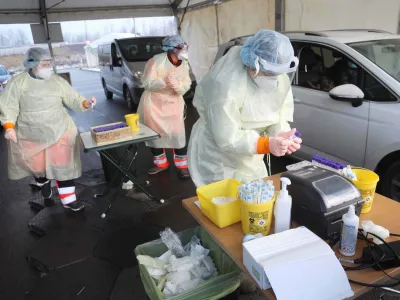 PCR testiranje po sistemu drive-in &ndash;- epidemija koronavirus covid-19<br><br>- 17.01.2022 - Parkiri&scaron;če P+R Stanežiče ob Celov&scaron;ki cesti na severnem obrobju Ljubljane.<br><br>//FOTO: Tomaž Skale<br>
