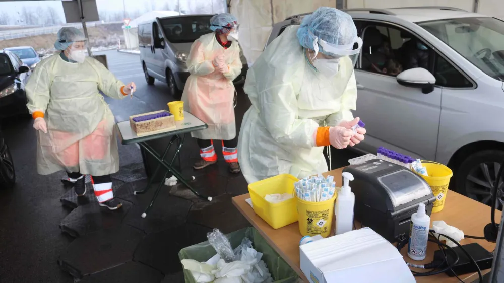 PCR testiranje po sistemu drive-in &ndash;- epidemija koronavirus covid-19<br><br>- 17.01.2022 - Parkiri&scaron;če P+R Stanežiče ob Celov&scaron;ki cesti na severnem obrobju Ljubljane.<br><br>//FOTO: Tomaž Skale<br>
