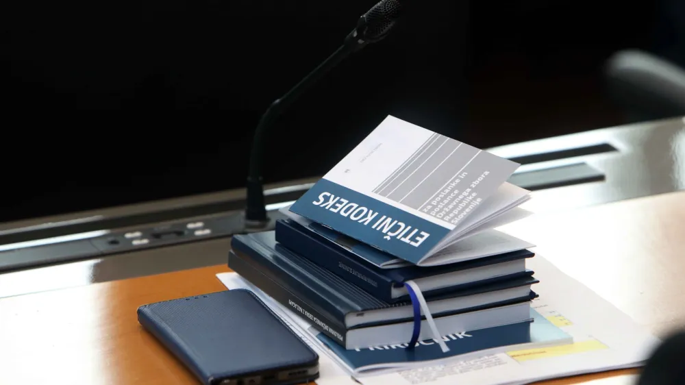 Simbolična fotografija- etični kodeks<br><br>- 13.05.2022 &ndash; Državni zbor (DZ) &ndash; 1. ustanovna seja DZ - novoizvoljeni poslanci in poslanke prve seje 9. parlamentarnega sklica -<br><br>//FOTO: Tomaž Skale<br>