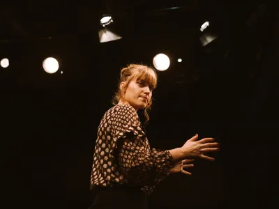 Navodila, MGL 2023, avtorstvo in režija Ana Du&scaron;a, igra Julita Kropec