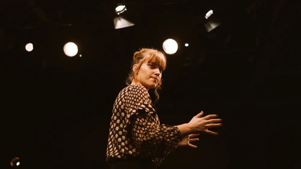 Navodila, MGL 2023, avtorstvo in režija Ana Du&scaron;a, igra Julita Kropec