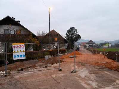 Ljubljanski občini do konca leta ne bo uspelo dokončati gradnje kanalizacije v okviru projekta odvajanja in či&scaron;čenja odpadnih voda, ki ga sofinancira Evropska unija. Nedokončan bo tudi kanal C0, kar pomeni, da bo občina zagotovo ob nekaj milijonov kohezijskih sredstev in sredstev iz državnega proračuna. Foto: Nik Erik Neubauer