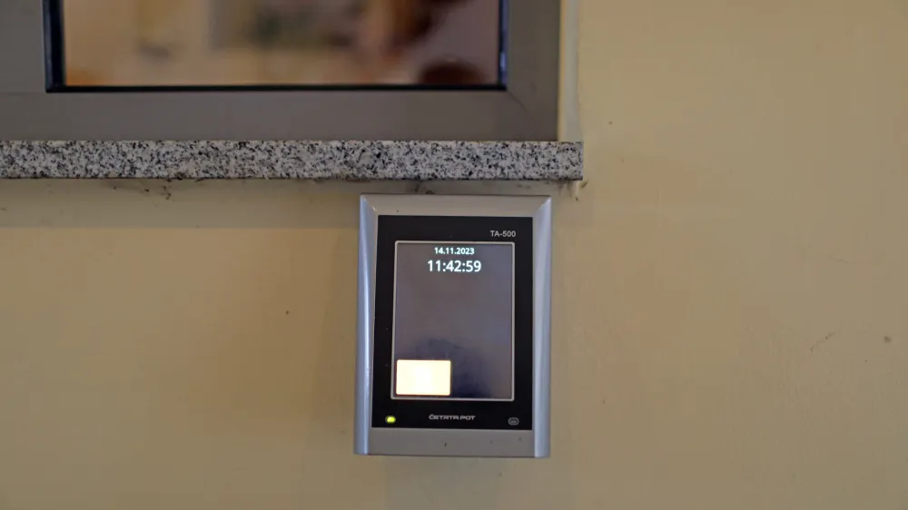 - 14.11.2023 &ndash; simbolična fotografija &ndash; registracija in evidenca delovnega časa - sistem za registracijo prihodov/odhodov iz službe &ndash; &nbsp;elektronsko vodenje evidence o izrabi delovnega časa - beleženje&nbsp;delovnega časa zaposlenih - evidentiranje - //FOTO: Bojan Velikonja