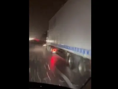 Tovornjak po cesti potiskal avto Foto: Zavod Re&scaron;evalni pas