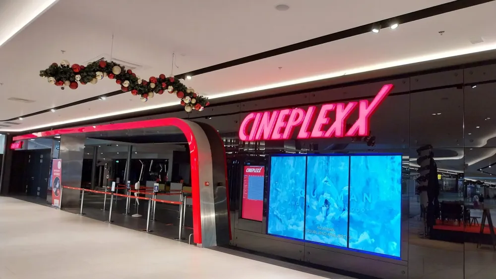 Ljubitelji filmov, ki bi si želeli ogledati zadnjo predstavo v Cineplexxu na Rudniku, si s progo 27 ne morejo veliko pomagati. Predstave se končajo med 23.15 in 23.30, zadnji avtobus proti mestu pa odpelje ob 22.09.&nbsp;