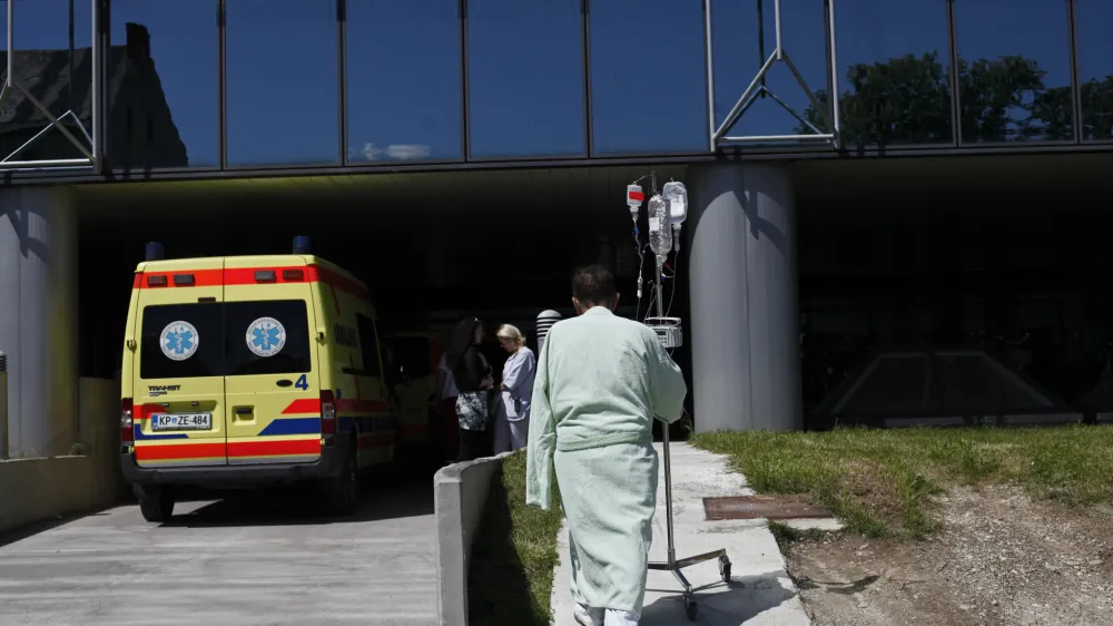 - ilustrativna fotografija 2013 - zdravstvo - re&scaron;evalno vozilo - bolnik<br><br><br>//FOTO: Luka Cjuha