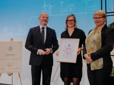 V imenu podjetja Lumar je cerifikat sprejela Nata&scaron;a Teraž Krois, vodja razvoja in trajnosti. (Foto: Lumar)