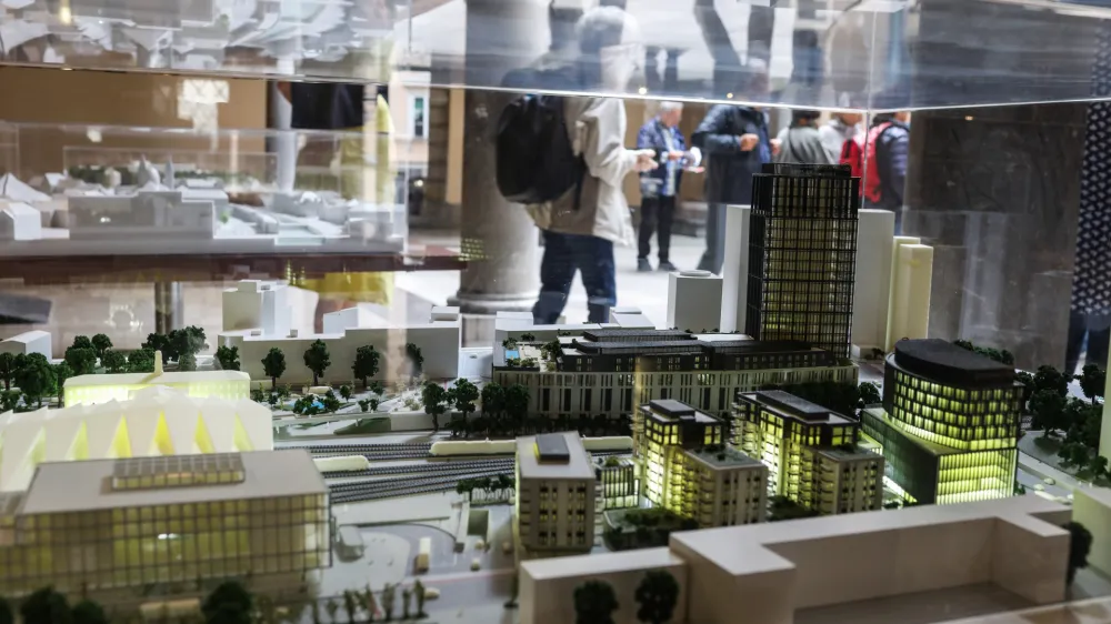 Družba Mendota invest bo predvidoma v začetku prihodnjega leta začela gradnjo svojega projekta na območju ljubljanske železni&scaron;ke postaje. Gradbeno dovoljenje za večstanovanjske stavbe vzdolž Vilharjeve ceste je že pridobila.
&nbsp;