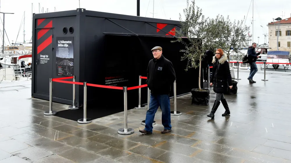 Direkcija za infrastrukturo je morala letos po odločitvi sodi&scaron;ča izvajalcu makete drugega tira plačati 133.000 evrov z zamudnimi obrestmi.&nbsp;