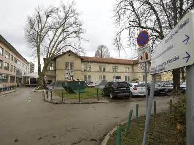 - 11.12.2023 &ndash;Gradi&scaron;nikova ulica 3 v Ljubljani - zemlji&scaron;če, kjer je načrtovana nadomestna modularna bolnica UKC za potrebe infekcijske klinike na lokaciji biv&scaron;e nevrolo&scaron;ke bolnice //FOTO: Luka Cjuha