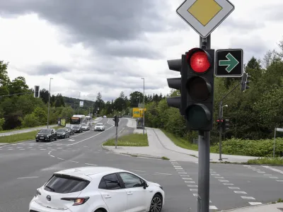 Zavijanje desno pri rdeči na semaforju je med drugim dovoljeno voznikom, ki zapeljejo s Poduti&scaron;ke ceste v Ulico bratov Babnik v Ljubljani.&nbsp;