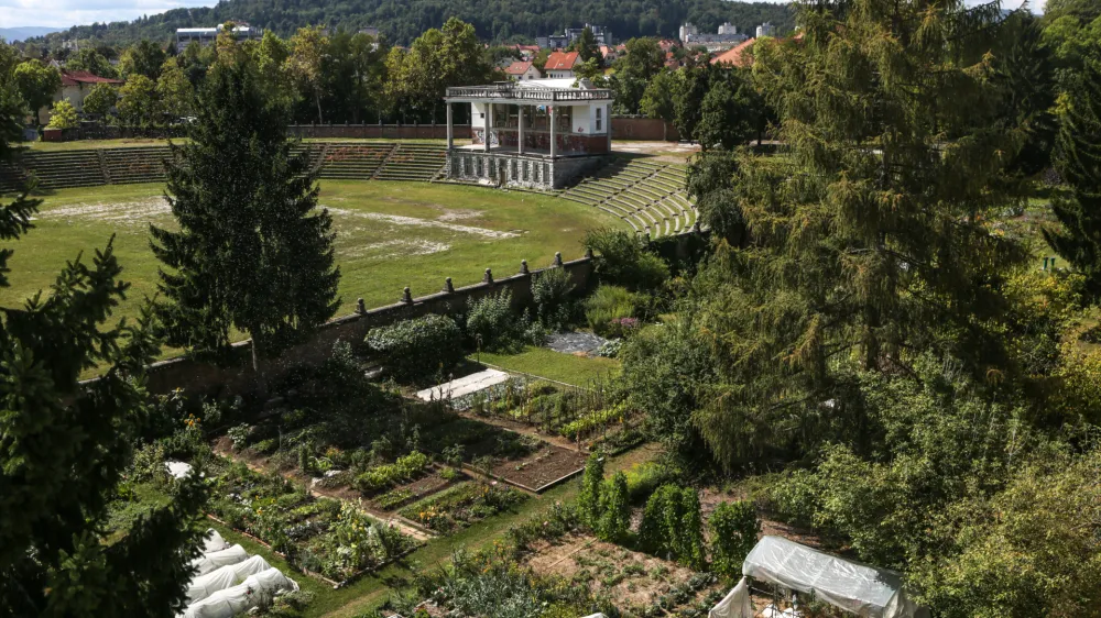 Na ministrstvu za kulturo niso komentirali, kako (če sploh) bo na njihove nadaljnje odločitve vplivala občinska ocena vrednosti Plečnikovega stadiona.