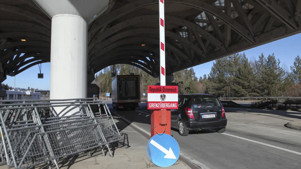 - 18.01.2016 - Avstrija - mejni prehod Karavanke - Avstrijska policija zaradi navala beguncev izvaja poostren nadzor na mejnih prehodih - preverjanje dokumentov pri prestopu državne meje  ///FOTO: Luka Cjuha.