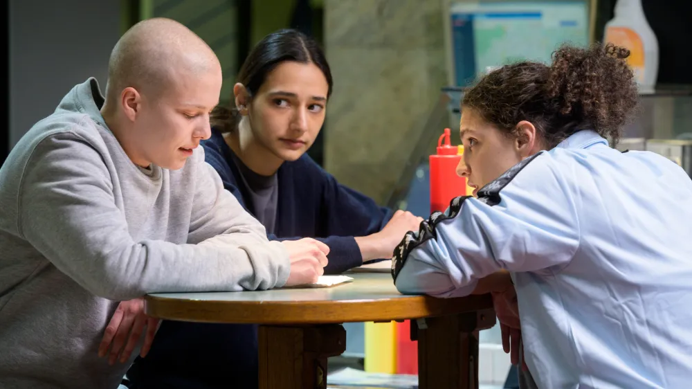 Prizor iz prihajajočega celovečernega filma Fantasy režiserke Kukle. Na sliki je igralski trio, in sicer (od leve proti desni) Mia Skrbinac, Sarah Al Saleh in Mina Milovanović.&nbsp;