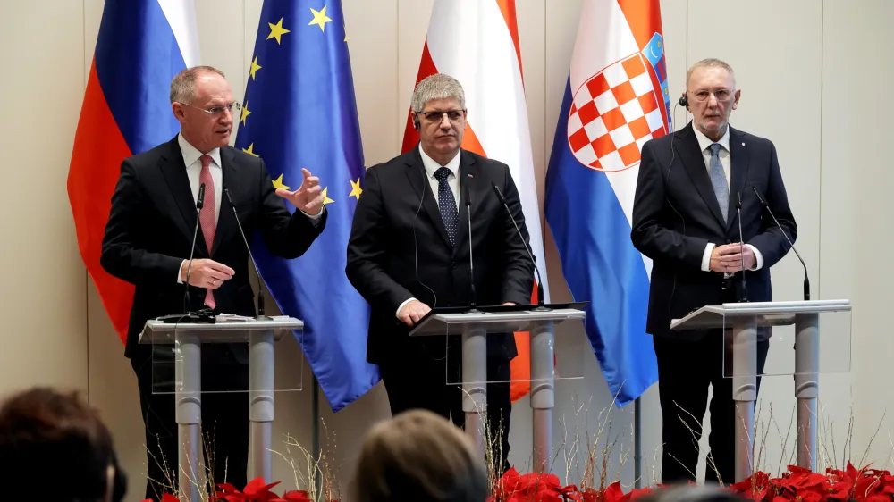 Notranji minister Bo&scaron;tjan Poklukar (na sredini) se je z avstrijskim notranjim ministrom Gerhardom Karnerjem (levo) in hrva&scaron;kim notranjim ministrom Davorjem Božinovićem zavzel za &scaron;e tesnej&scaron;e sodelovanje pri preprečevanju nezakonitih migracij in boju proti tihotapcem ljudi.&nbsp;