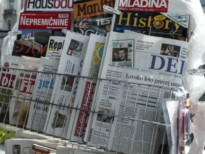 - 02.06.2015 - tiskani mediji - tuji časopisi - revije - časopis Delo  Slovenske novice - Primorski dnevnik - Finance - Družina - kiosk - trafika     ///FOTO: Luka Cjuha.