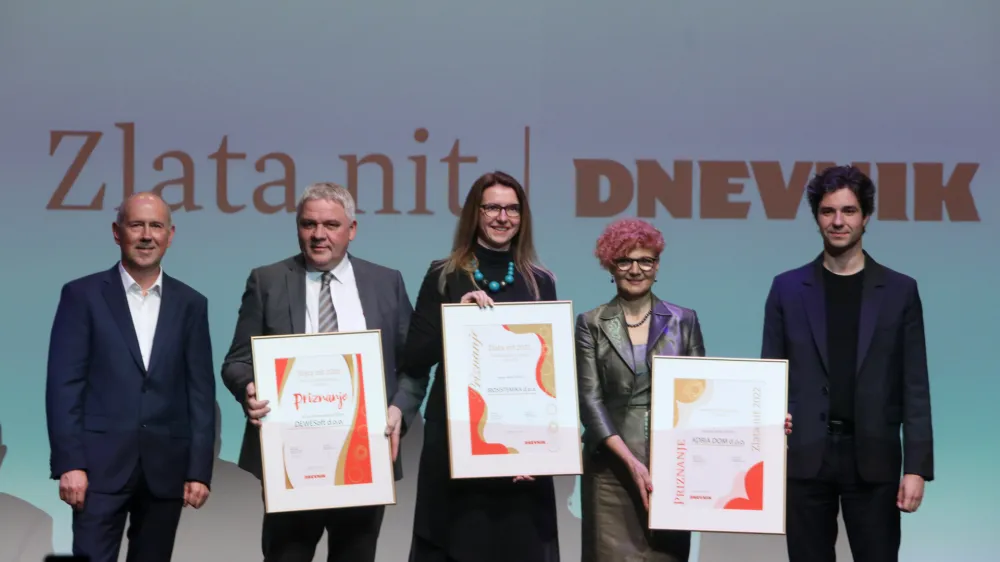 predstavniki zmagovalnih podjetij Andrej Orožen (Dewesoft), <br>Jana Erjavec (Biosistemika), <br>Marta Kelvi&scaron;ar (Adria Dom) <br><br><br>Zlata nit 2022<br><br>//FOTO: Bojan Velikonja