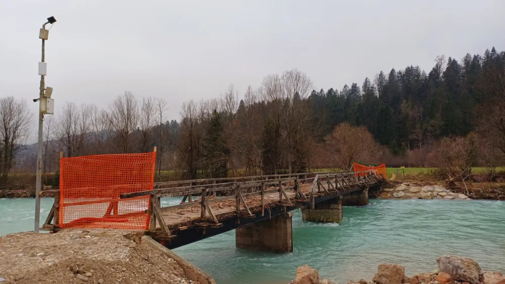 Močno po&scaron;kodovan zasebni most je zelo pomemben del turistične in lokalne ponudbe.&nbsp;