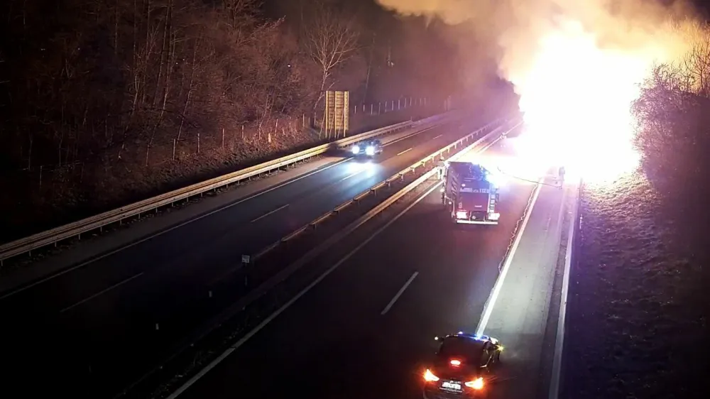 Na tovornjaku na &scaron;tajerski avtocesti je zagorelo vozilo. Požar se je raz&scaron;iril &scaron;e na druge avte, sedem jih je povsem zgorelo. 