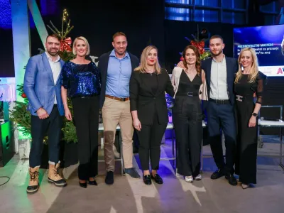 Pogovor s finalisti sta vodila Borut Čeh, direktor podjetja Labena (levo) in Petra Wagner (desno). Na fotografiji od leve proti desni Andraž Žurman, LabCore, Martina Anderlič in Kristina Kočet Hudrap,Tiko Pro, in Michal Maco, Corwin, v družbi s Petro Juvančič, izvr&scaron;no direktorico Združenja Manager (druga z leve). (Foto: Združenje Manager)