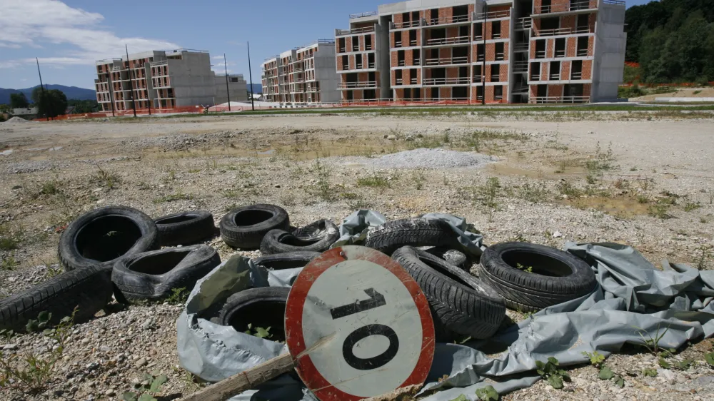 simbolična fotografija, zapu&scaron;čeno gradbi&scaron;če, stečaj gradbeni&scaron;tvo- Gradnja stanovanjske soseske Brdo, funkcionalna enota F5 -//FOTO: Tomaž Skale