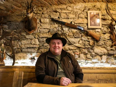 - 15.12.2023 - Uro&scaron; Pirc, nepoklicni podžupan mesta Kamnik, zadolžen za prostorsko načrtovanje in izgradnjo infrastrukturnih objektov je razvil spletno aplikacijo I-trophy. ki je prva in edina aplikacija na svetu, ki se osredotoča na ocenjevanje lovskih trofej po mednarodnih standardih. //FOTO: Bojan Velikonja