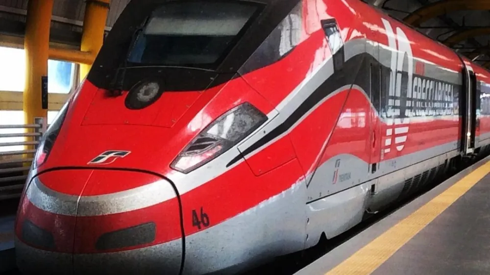 Nacionalna železni&scaron;ka družba Trenitalia je po preizkusu leta 2023 raz&scaron;irila povezavo z uporabo svojih odličnih hitrih vlakov Frecciarossa (rdeča pu&scaron;čica). 