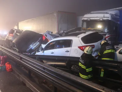 - 30.01.2016 - Primorska avtocesta pri Razdrtem - prometna nesreča med priključkoma Senožeče in razcepom Nanos proti Ljubljani - najhuj&scaron;e verižno trčenje na slovenskih cestah - vpletenih 70 vozil med njimi &scaron;tiri tovorna vozila in en avtobus - &scaron;tirje mrtvi in okoli 30 po&scaron;kodovanih<br><br><br><br>i.foto: Bojan Velikonja