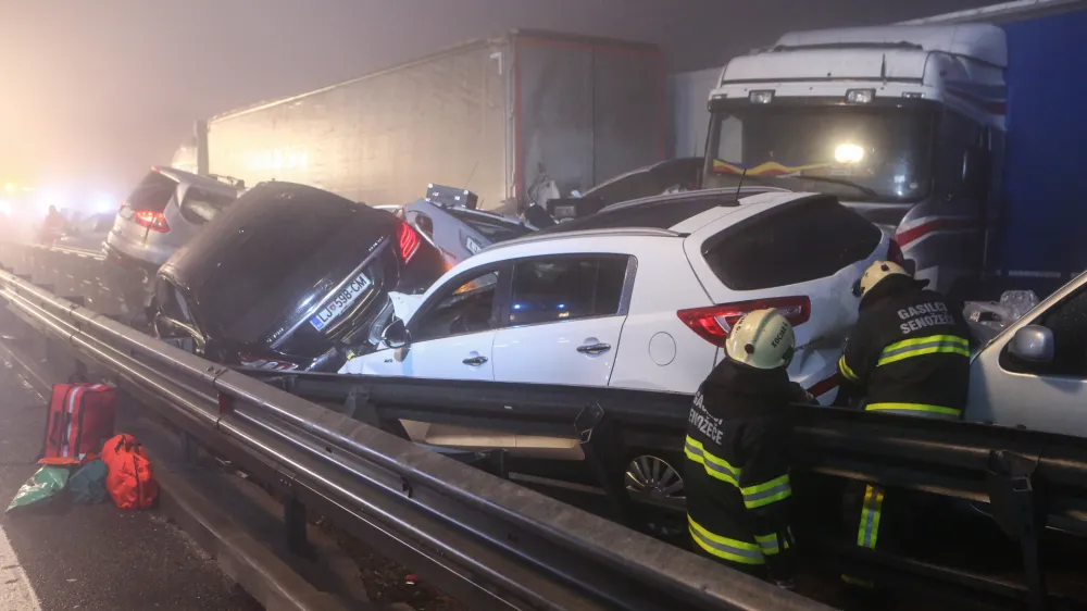 - 30.01.2016 - Primorska avtocesta pri Razdrtem - prometna nesreča med priključkoma Senožeče in razcepom Nanos proti Ljubljani - najhuj&scaron;e verižno trčenje na slovenskih cestah - vpletenih 70 vozil med njimi &scaron;tiri tovorna vozila in en avtobus - &scaron;tirje mrtvi in okoli 30 po&scaron;kodovanih<br><br><br><br>i.foto: Bojan Velikonja