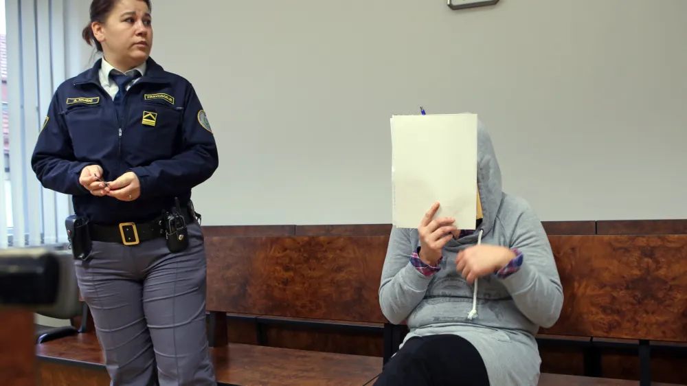 Kovče Laura Teuta, &scaron;efica kriminalne združbe 10.10.2017 &ndash; sojenje - predobravnavni narok osumljencem, ki so na območju Srbije ter Bosne in Hercegovine pod pretvezo opravljanja erotičnih masaž iskali dekleta za prostitucijo v Sloveniji in skrbeli za nabavo, skladi&scaron;čenje in razpečevanje prepovedane droge - trgovina z ljudmi in preprodaja mamil - //FOTO: Tomaž Skale