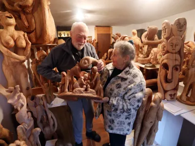 Marijan Vodnik in žena Marjeta hranita nekaj več kot trideset jaslic, prve je izdelal leta 1965.